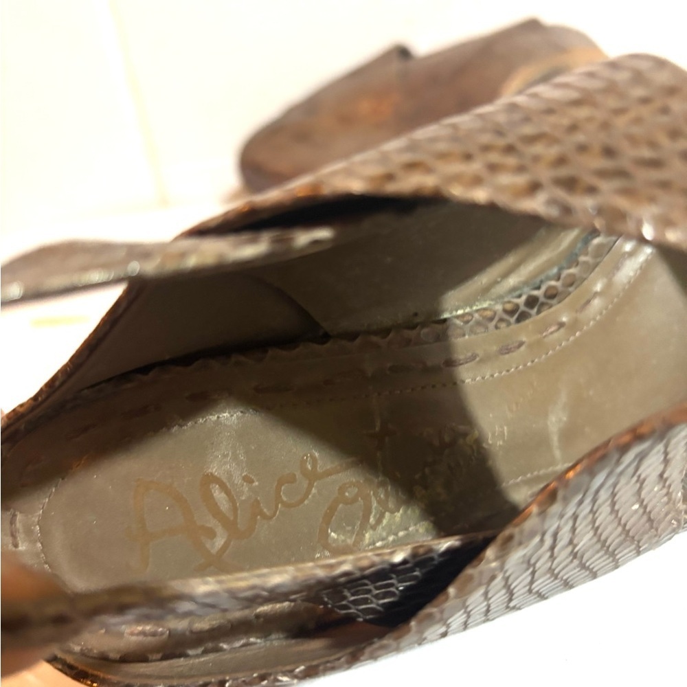 Alice & Olivia wedge sandal delilah pale beige snakeskin size 39 minor marks - Picture 8 of 8